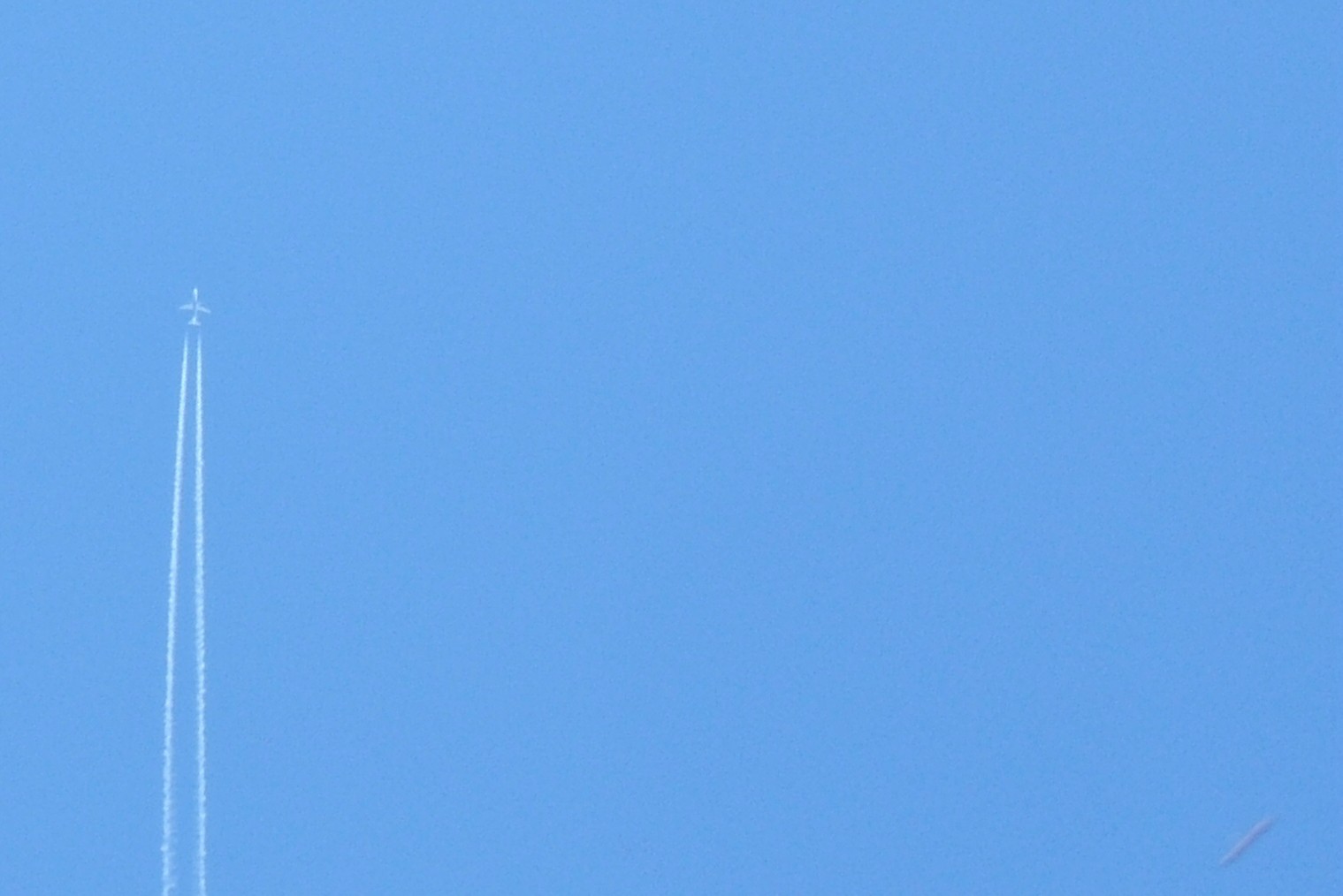 [Daytime-cigar-shaped-ufo-Florida-US.JPG]