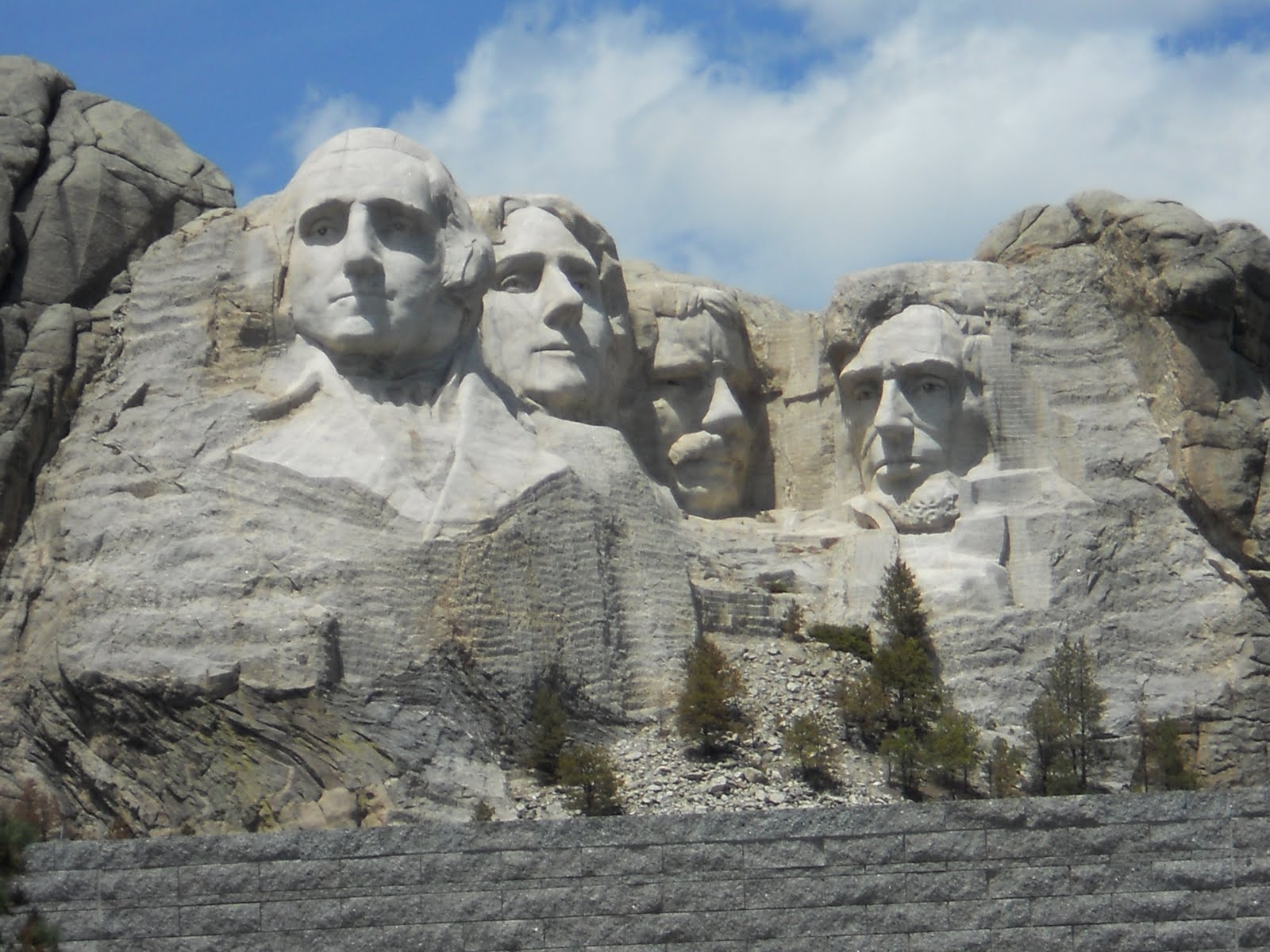 На какой фотографии представлен. Гора Рашмор симпсоны. Рашмор из космоса. Южная Дакота знаменитая четверка. Rushmore before and after.