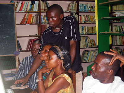 Clase de informática en Kogo, Guinea Ecuatorial