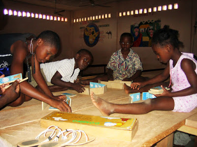 niños jugando al dominó en el Centro Sociocultural en Kogo, Guinea Ecuatorial