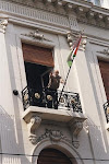 Izando la Primera Bandera Palestina en la Primera Embajada de Palestina en Argentina,1999
