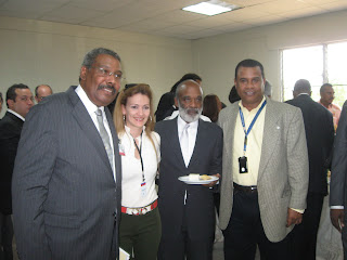 Junto al presidente Rene Preval y el Primer Ministro de Haiti
