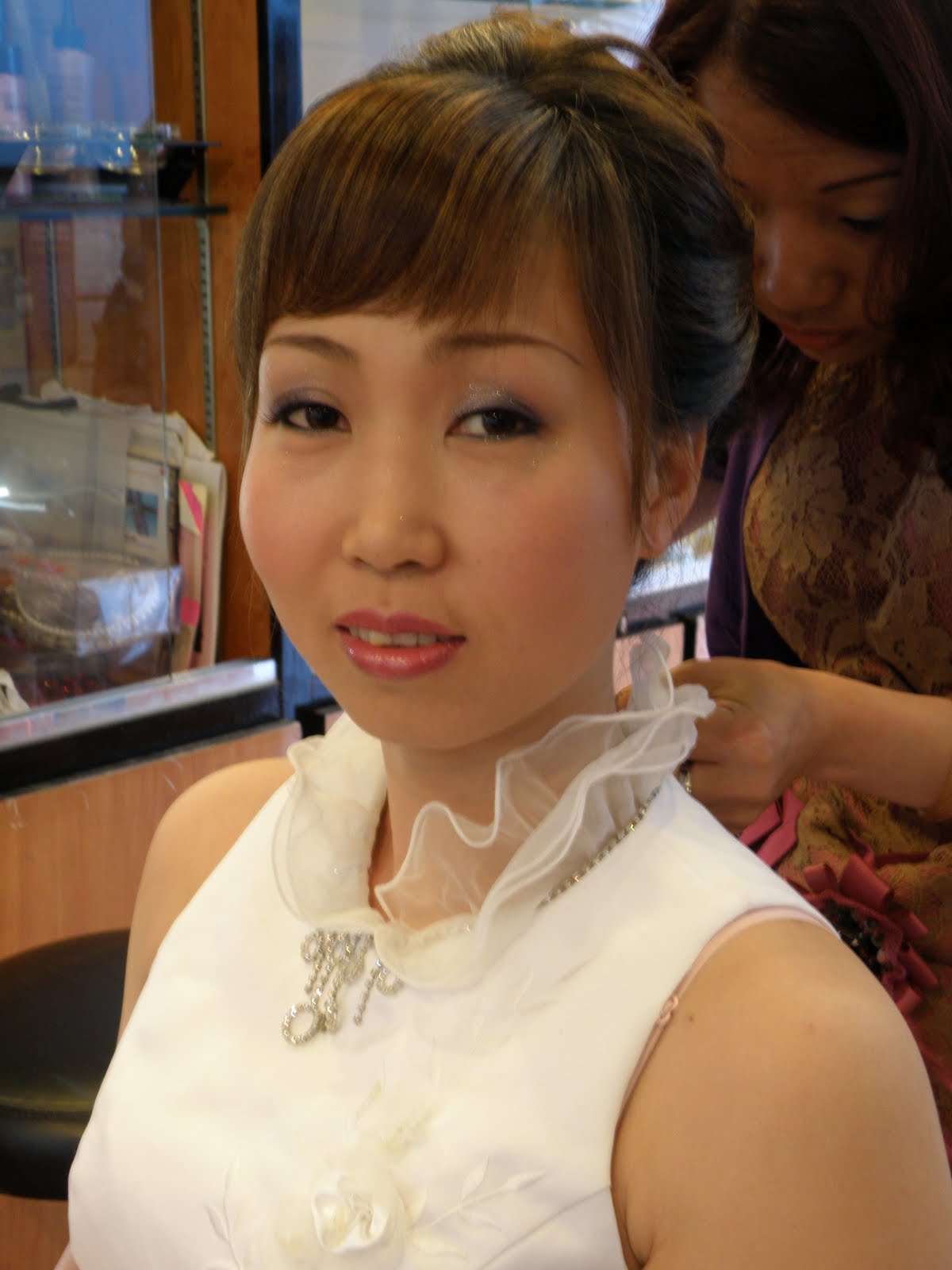 http://4.bp.blogspot.com/_8Wu1Oe0pxNg/S_npXUszilI/AAAAAAAAAMI/xrMJ_n8konk/s1600/wedding+hair+001.JPG