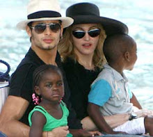 Madonna y sus hijos David y Mercy, acompañados por Jesús Luz