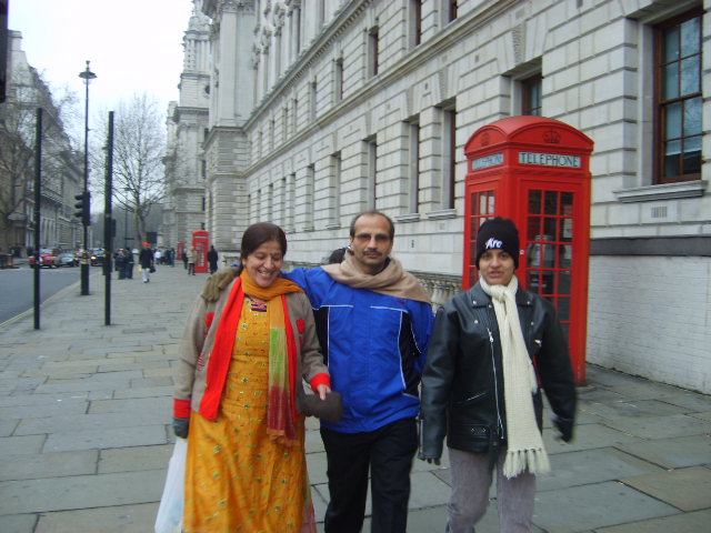 [we+on+our+way+to+trafalgar+square.JPG]