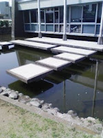 越谷市役所にある池はちょっと面白い。