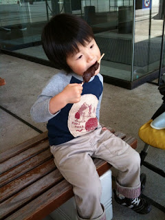 上野公園でチョコバナナを食べる息子