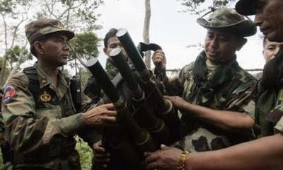 soldier-Col.+Chea+Sopha+returned+weapons+captured+on+15.10.08+to+Thai+Col.+Tha.19.10.08.jpg