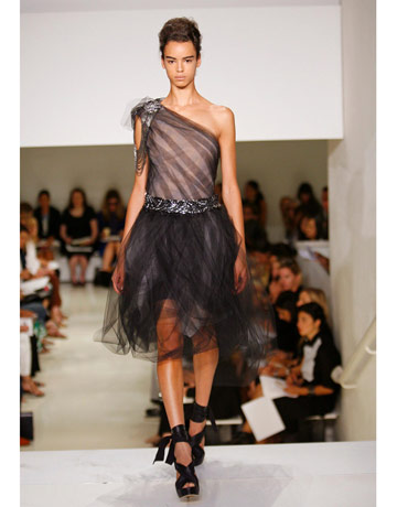 [vera-wang-ruffles-newlooks-0110-de.jpg]