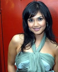 new artis topless: Tante Bella Saphira Sexy Breast and Paha