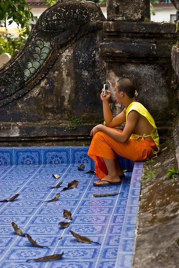 [young-buddhist-monk-and-his-mobile-phone.jpg]