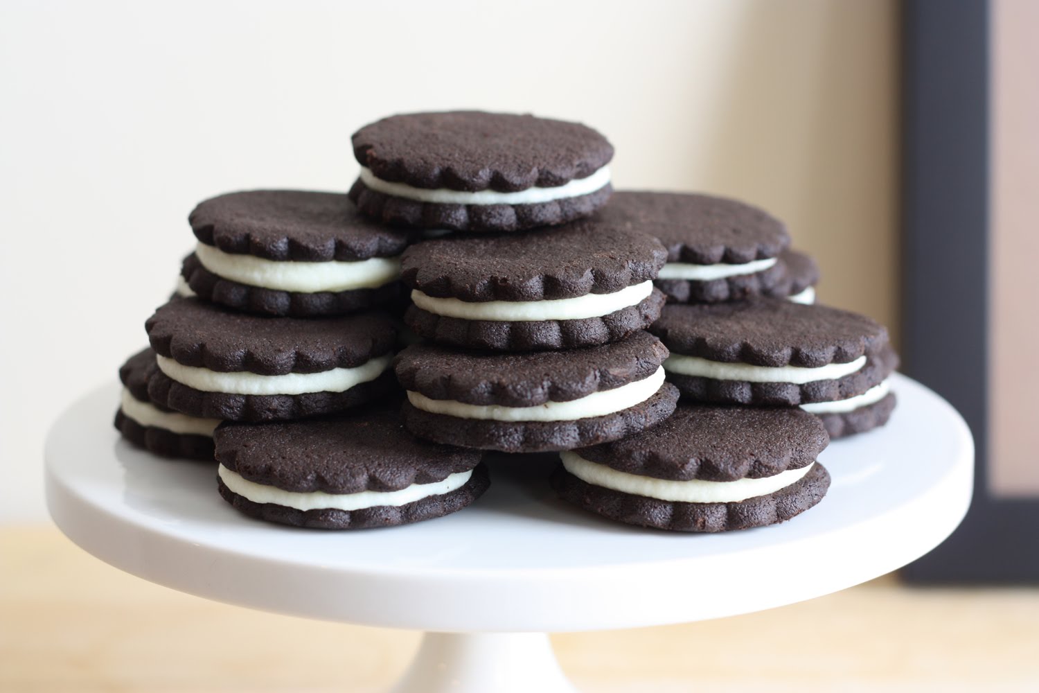 Печенье орео по домашнему. Печеньки орео. Самодельное печенье орео. Домашнее печенье орео. Круглое шоколадное печенье.