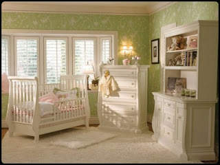 Promofever: decoração verde pastel em quarto de bebé, com mobiliário branco