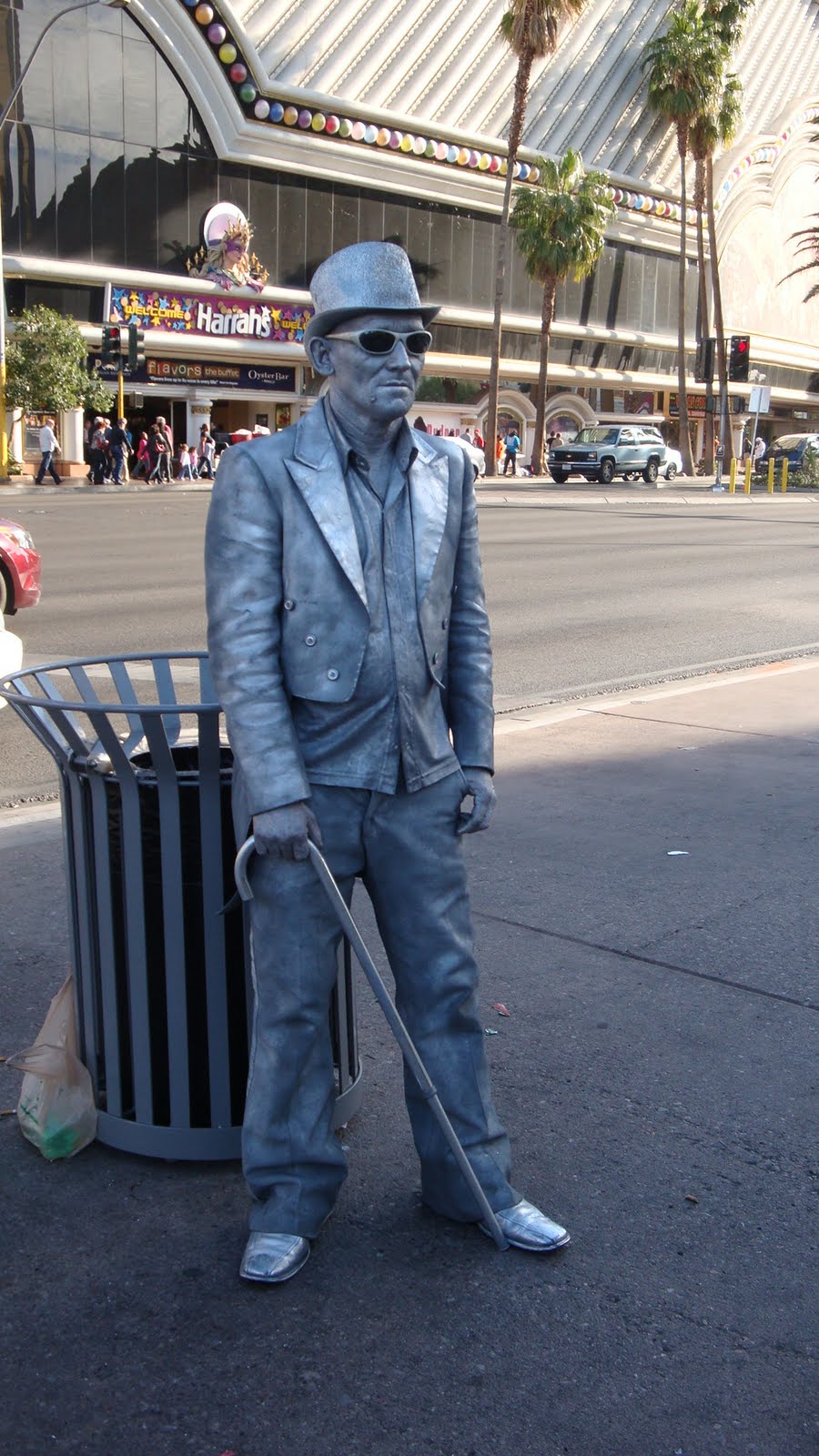 [Vegas+-+silver+guy.JPG]