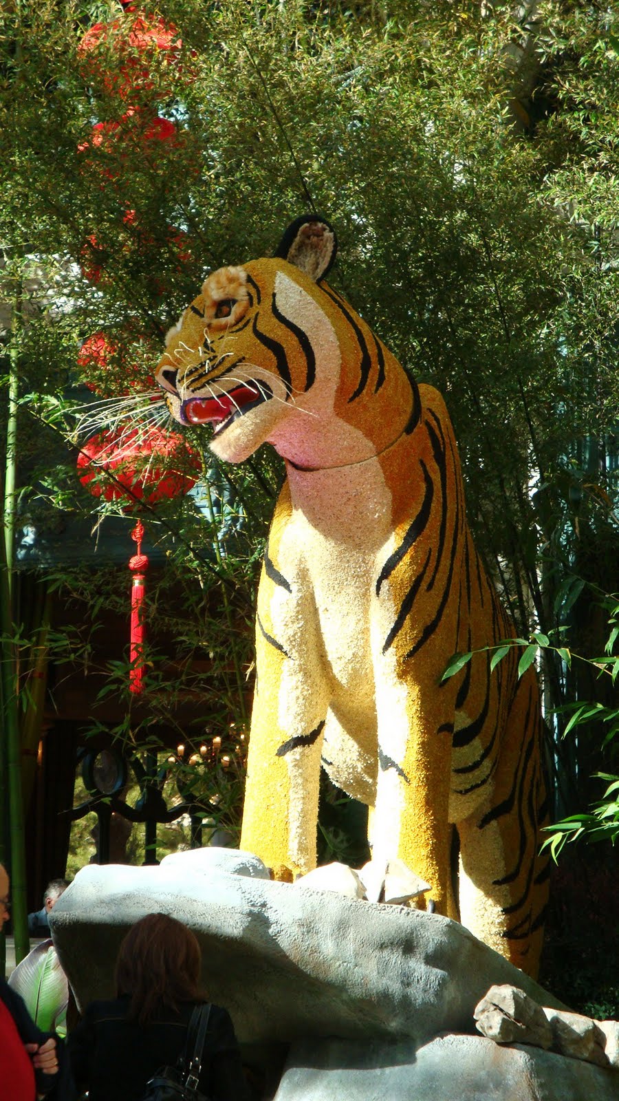 [Vegas+-+Bellagio+conservatory+tiger+1.JPG]
