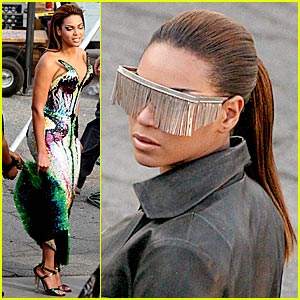 [beyonce-keeps-the-flies-away.jpg]