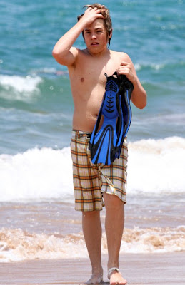celebrity showing belly: dylan e cole sprouse