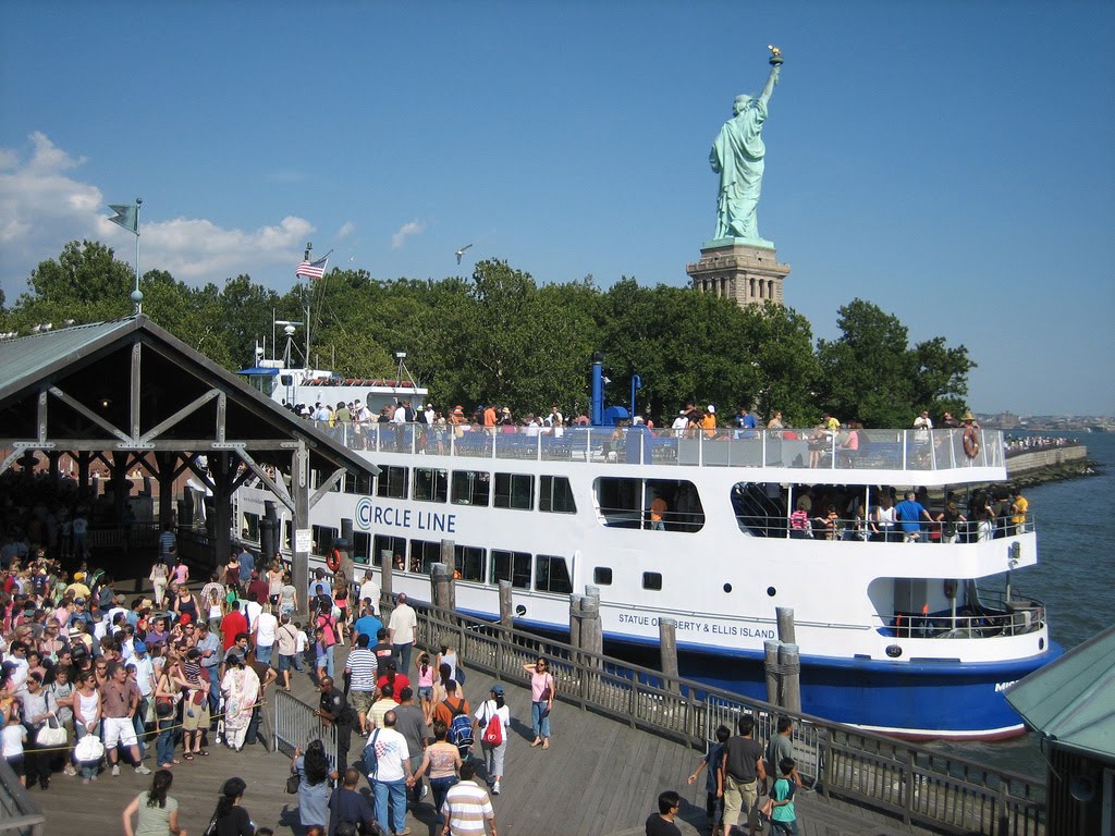 http://4.bp.blogspot.com/_9SQ556v7Z1E/THk4peGre_I/AAAAAAAAAGI/R5uhLxDyoaM/s1600/statue-of-liberty-ferry-l.jpg