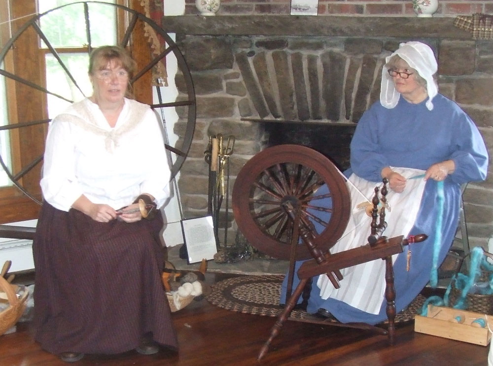 antique_spinning_wheels SPINNING DEMO