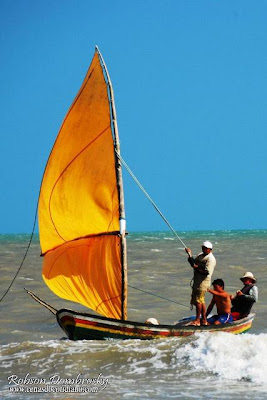 pescadores em barco a vela