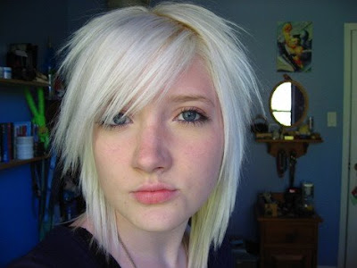 Blonde emo hairstyle: 