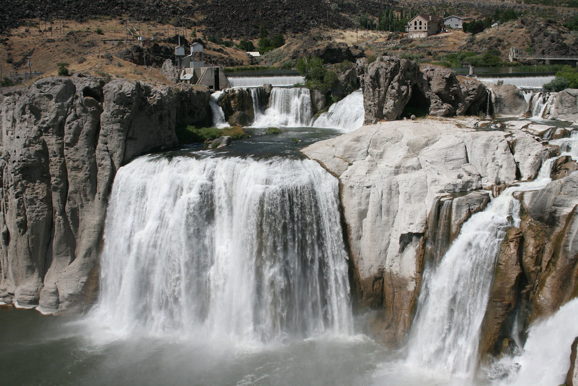 Американский водопад расположенный недалеко от города торонто