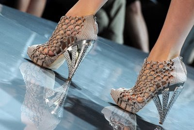 http://4.bp.blogspot.com/_9ivc3aLtLrw/SZ1vjk3-pkI/AAAAAAAAAX8/FrjAu9pDKsA/s400/Dior+shoes+silver.jpg