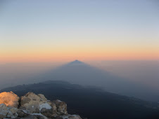Sombra al amanecer del Teide
