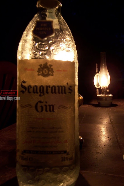 "Klasyczny gin z tonikiem w eleganckim szklanym kieliszku z dodatkiem cytryny i jałowca.