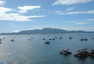 Pemandangan biru langit, biru laut. dan kehidupan nelayan kecil di tepian pantai Permis Bangka