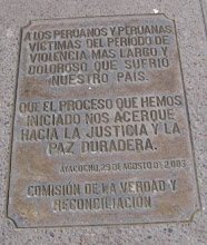 Placa recordatoria de la CVR en la Plaza de Armas de Huamanga