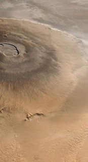Marte constituye, por diferentes razones, el objetivo astrobiológico primordial del Sistema Solar. Esta imagen muestra parte del volcán Olympus Mons.