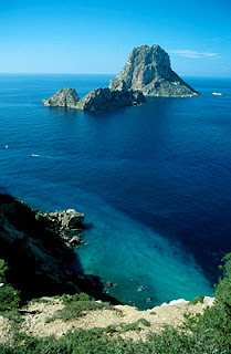 Islote de Es Vedrà, situado al suroeste de la isla de Ibiza, España