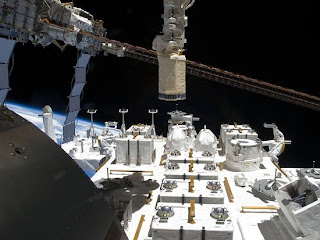 La Instalación Expuesta Japonesa vista desde adentro del laboratorio científico Kibo de la Estación Espacial Internacional.