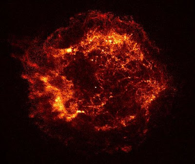 La primera imagen tomada por el observatorio Chandra del remanente de la supernova Cas A. Crédito: NASA y el Centro de Ciencias del Chandra.