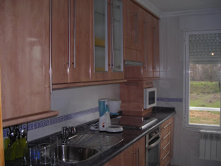 MUEBLES DE COCINA: cocina en color fresno