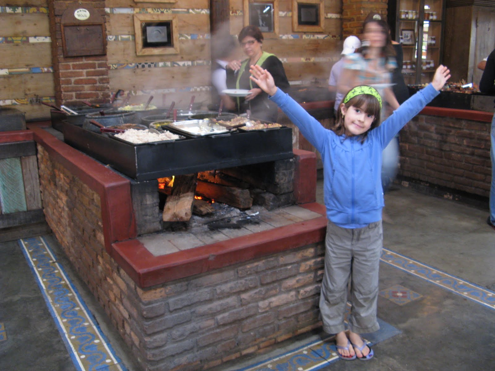 Louna en voyage Cuisine au feu de bois.