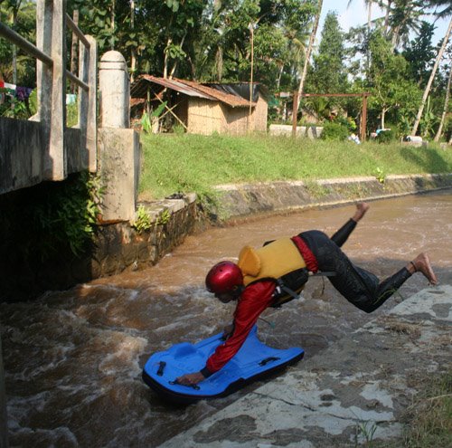 [bodyboar+tangisan+2.jpg]