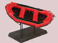 Miniatur perahu karet berwana Merah