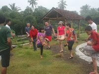 Keluarga Tita bermain perahu kano indian