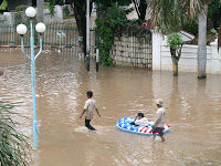 Perahu Rescue Banjir dengan Perahu Mainan