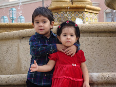 Jeremy y Casey posando para la foto de navidad