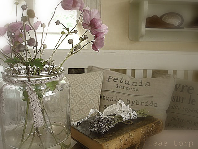 Höstanemonen blommar i torpköket!