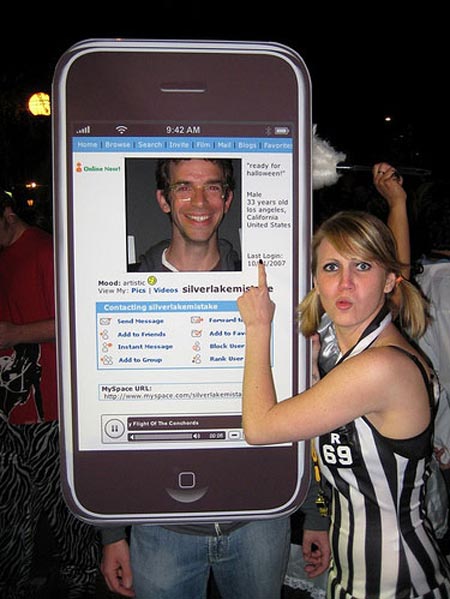 [iphone-costume-hot-chick.jpg]