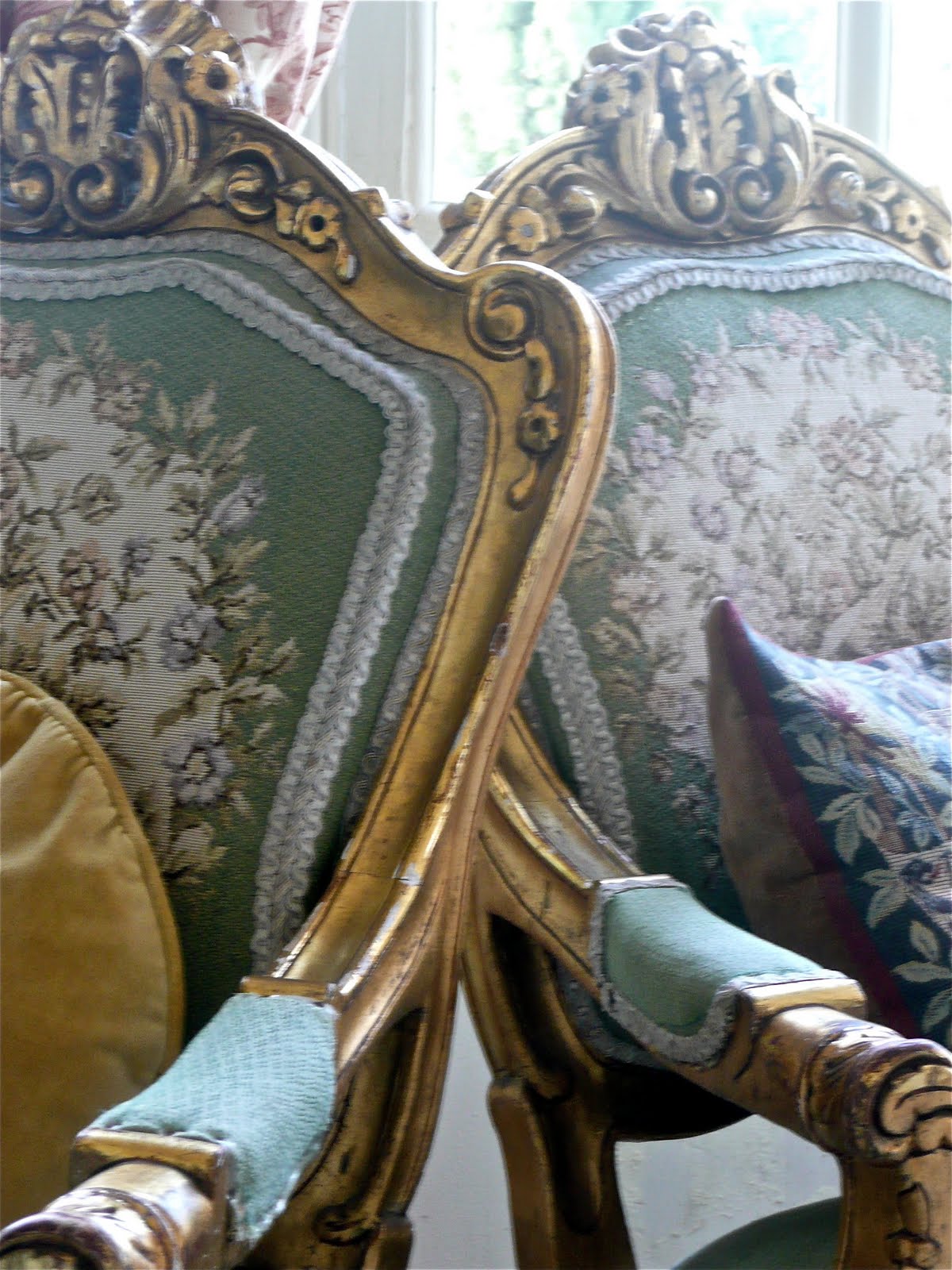 [chairs.jpg]