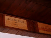 Plaque de caisses de vin fixées aux poutres du plafond Plaque de caisses de vin fixées aux poutres du plafond