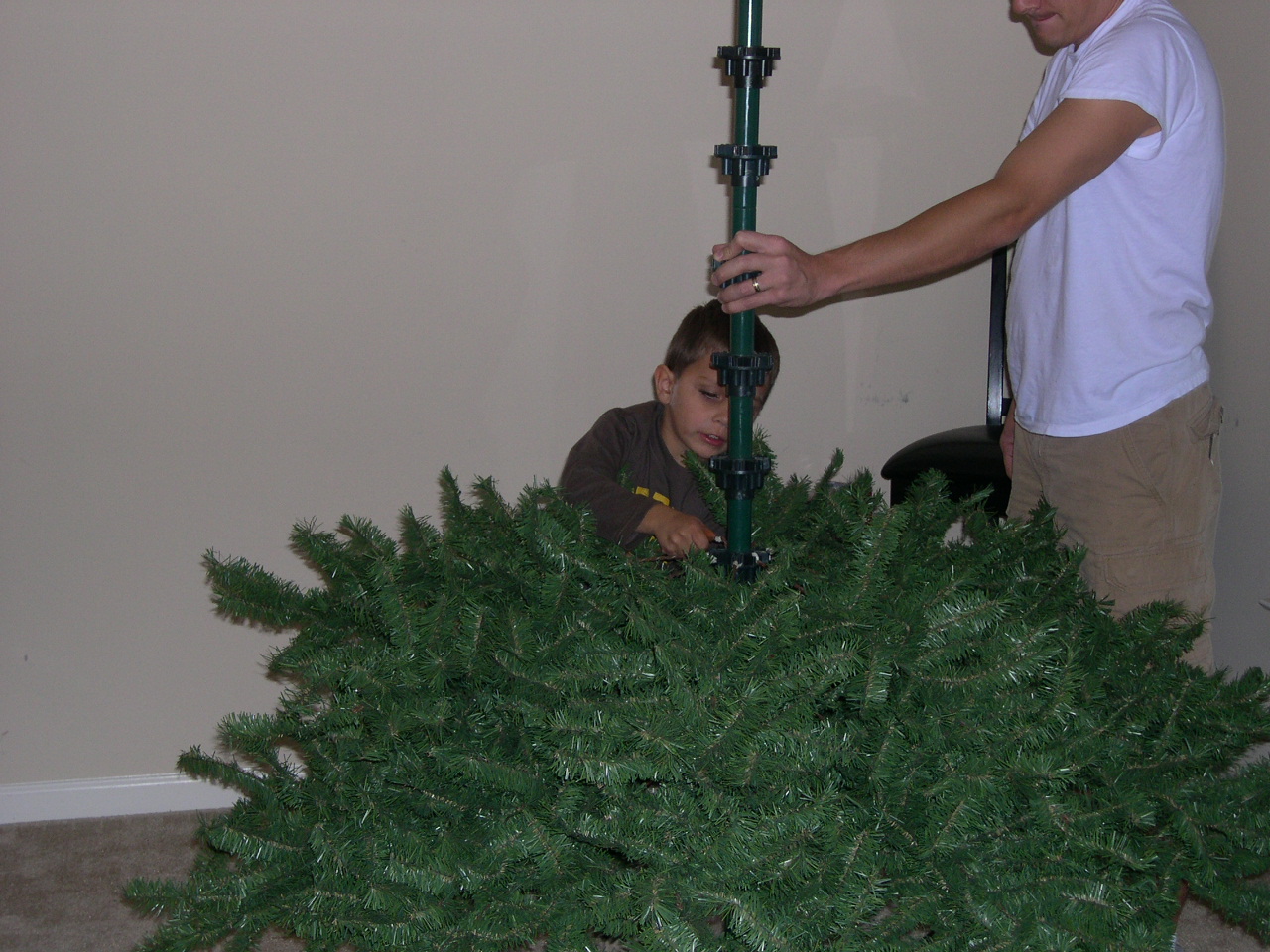 [christmas+tree+decorating+004.jpg]