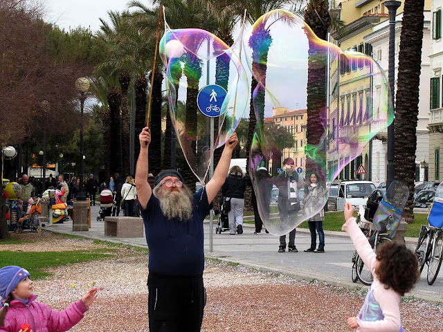 Huge soap bubbles, Viale Italia, Livorno