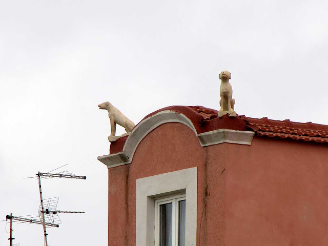 Statue of dogs n the roof, scali delle Cantine, Livorno