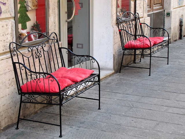 Crêperie benches, via Ricasoli, Livorno